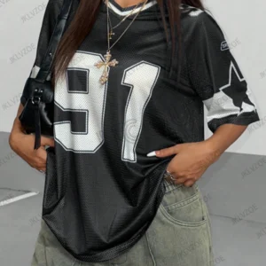 חולצת טי שירט חדשה לקיץ בצבע שחור עם הדפס מהירות 91 לנשים, מפתח v, פסים משולבים, שרוול קצר, חולצת כדורגל ספורטיבית y2k, חולצות גדולות ומרווחות